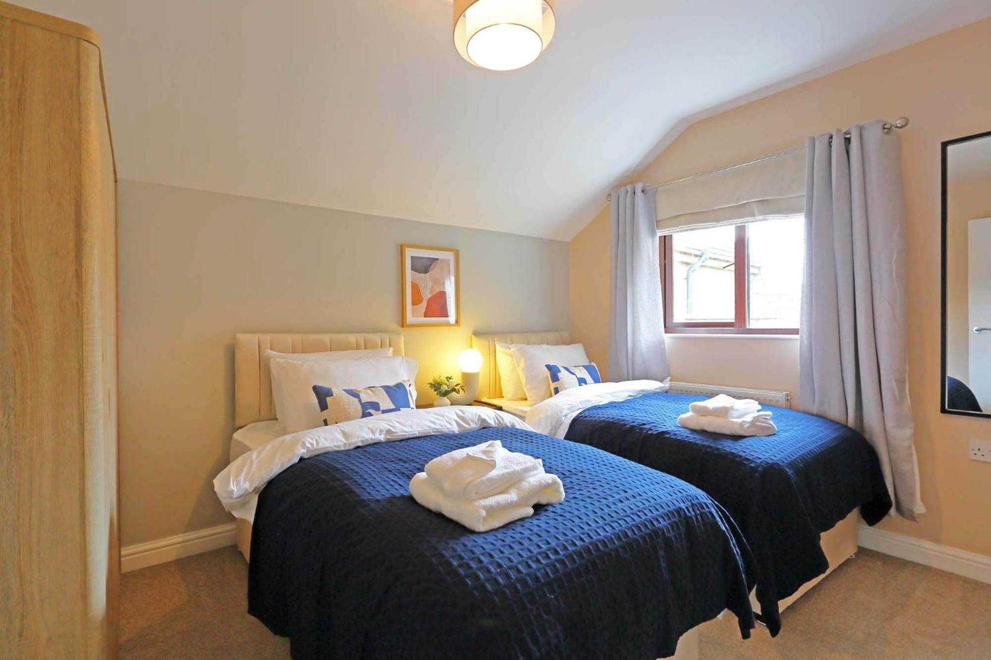 M1, M62, Free Parking, Wifi, 8 Beds, Separate Office 듀스버리 외부 사진