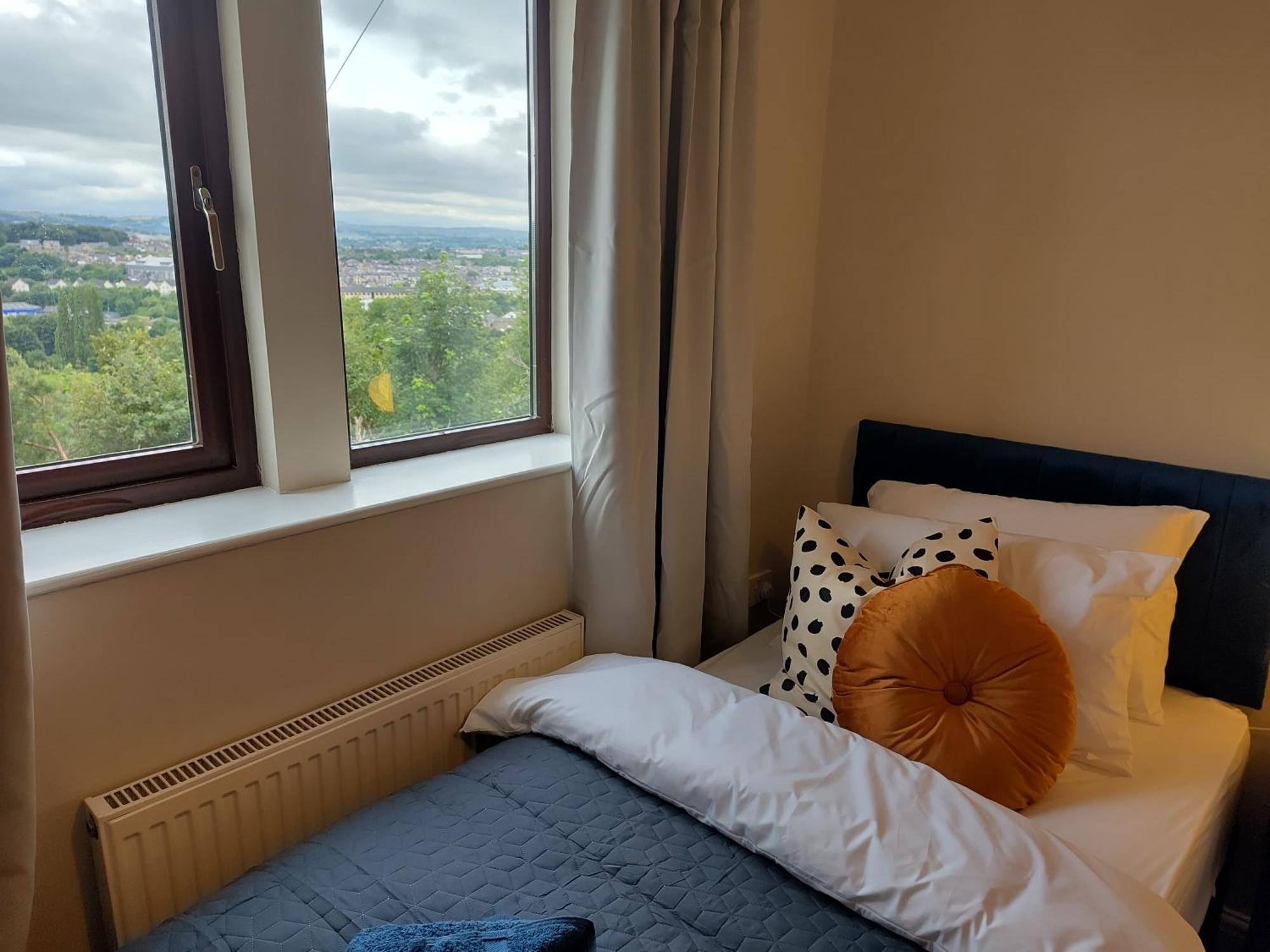 M1, M62, Free Parking, Wifi, 8 Beds, Separate Office 듀스버리 외부 사진